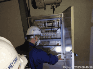 Trong trường hợp bị đột ngột mất điện, nguồn điện dữ trữ sẽ được kích hoạt