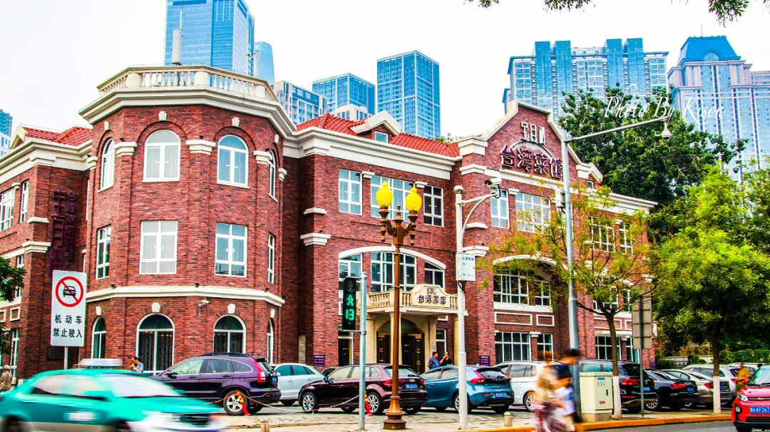 Kien-truc-cac-toa-nha-voi-tuong-gach-do-dac-trung-cua-Ngu-Dai-Lo