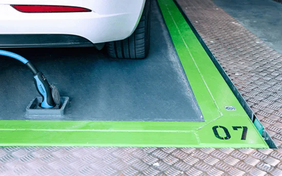 tram-sac-xe-dien-tich-hop-trong-bai-do-xe-thong-minh