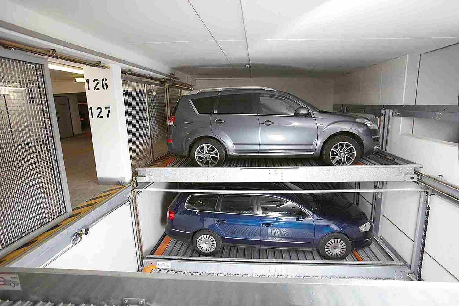 Mechanical parking lift in a conventional underground garage